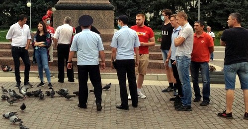 Полицейские подошли к участникам акции. Астрахань, 2 августа 2020 года. Фото Алены Садовской для "Кавказского узла".