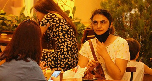 Девушка в защитной маске в кафе. Фото Инны Кукуджановой для "Кавказского узла"