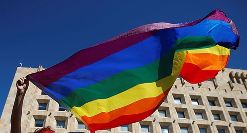 Флаг ЛГБТ. Фото: REUTERS/David Mdzinarishvili