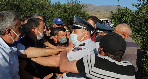 Протестующие против добычи золота и сотрудники полиции. 4 августа 2020 г. Фото Тиграна Петросяна для "Кавказского узла"