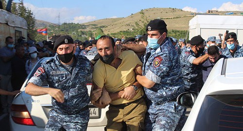 Сотрудники полиции задерживают участника акции. 4 августа 2020 г. Фото Тиграна Петросяна для "Кавказского узла"
