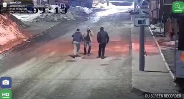 Кадры камеры видеонаблюдения незадолго до убийства Хусея Макитова. Фото: кадр видео Rustam Kalibat https://www.facebook.com/groups/105503963342952/permalink/174894366403911/