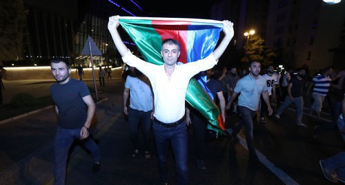 Участники стихийной демонстрации в поддержку азербайджанской армии в ночь на 15 июля 2020 года. Фото Азиза Каримова для "Кавказского узла"