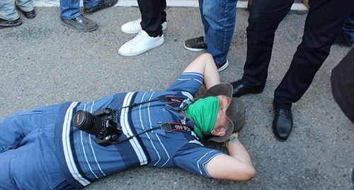 Участник акции протеста. 4 августа 2020 г. Фото Тиграна Петросяна для "Кавказского узла"