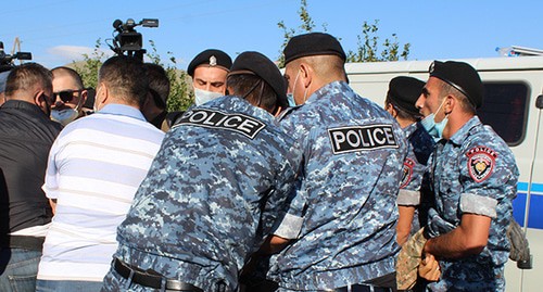 Сотрудники полиции задерживают активиста. 4 августа 2020 г. Фото Тиграна Петросяна для "Кавказского узла"