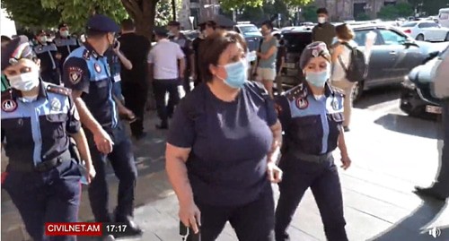 Полицейские задержали участницу акции протеста против разработки Амулсарского месторождения. 6 августа 2020 года. Скриншот видео https://www.facebook.com/CivilNet.TV/videos/582832362386994/