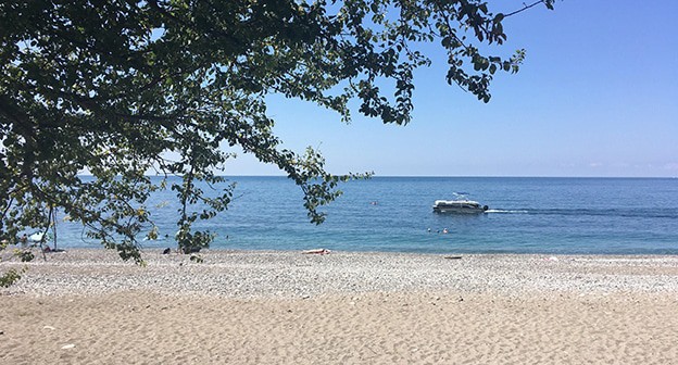 Пустынный пляж в Абхазии. Август 2020 г. Фото Анны Грицевич для "Кавказского узла"