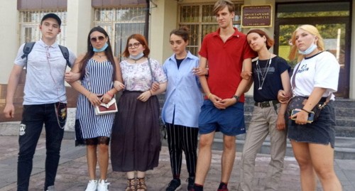 Вера Олейникова (в центре) с группой поддержки. Фото Валерия Люгаева для "Кавказского узла".