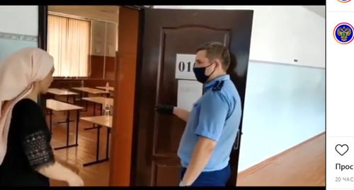 Сотрудник прокуратуры проводит проверку в здании школы. Скриншот публикации на странице прокуратуры Чечни в Instagram https://www.instagram.com/p/CDlbXe9KlEn/