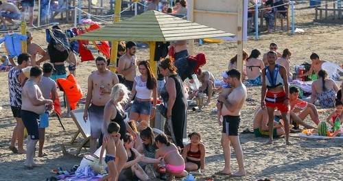 Скопление отдыхающих на бакинском пляже. 8 августа 2020 года. Фото Азиза Каримова для "Кавказского узла".