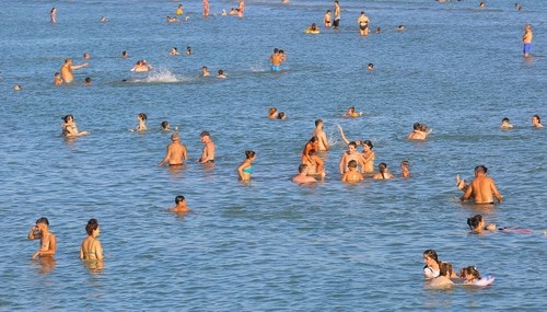 Бакинцы наслаждаются морем после открытия пляжей. 8 августа 2020 года. Фото Азиза Каримова для "Кавказского узла".