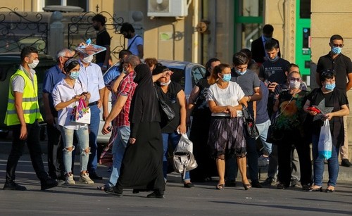 Скопление людей на остановке общественного транспорта. Баку, 8 августа 2020 года. Фото Азиза Каримова для "Кавказского узла".