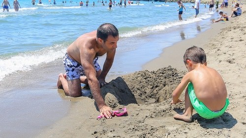 Мужчина с ребенком на пляже. Баку, 8 августа 2020 года. Фото Азиза Каримова для "Кавказского узла".