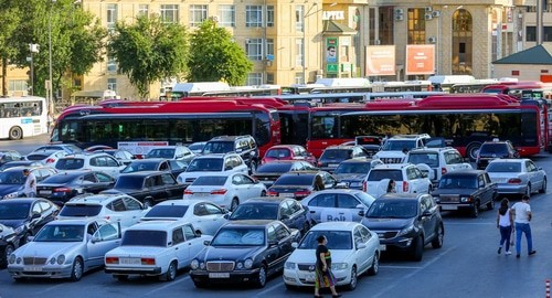 Заполненная парковка перед железной дорогой. Баку, 8 августа 2020 года. Фото Азиза Каримова для "Кавказского узла".