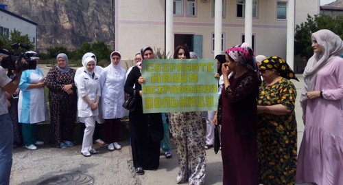 Медработники в Шамилькале на акции протеста. Фото: Мурад Мурадов для "Кавказского узла"