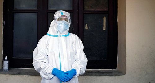 Медицинский работник в защитном костюме. Фото: REUTERS/Adnan Abidi