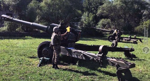 Военнослужащий и техника артиллерийских подразделений армянской армии. Фото пресс-службы МО Армении http://mil.am/hy/news/8208 