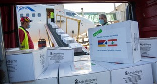  Продовольственная помощь Ливану из Нагорного Карабаха  загружается в самолет. Аэропорт «Звартноц», Ереван, Армения, 9 августа 2020 год. Фото: страница президента Нагорного Карабаха Араика Арутюняна FB ArayikHarutyunian 

