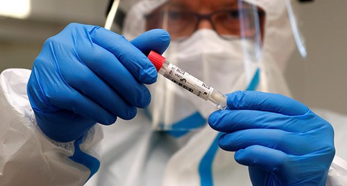 Медицинский работник с тестом на коронавирус. Фото: REUTERS/Fabrizio Bensch