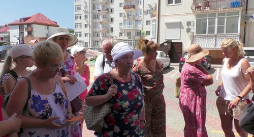 Жители Геленджика общаются с корреспондентом. Фото Анны Грицевич для "Кавказского узла"