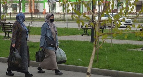 Женщины в масках на улицах Грозного. Фото: REUTERS/Ramzan Musaev