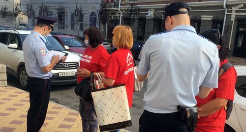 Полицейские вручают ростовских обманутым дольщикам предупреждения. Фото  Ирины Власовой для "Кавказского узла"
