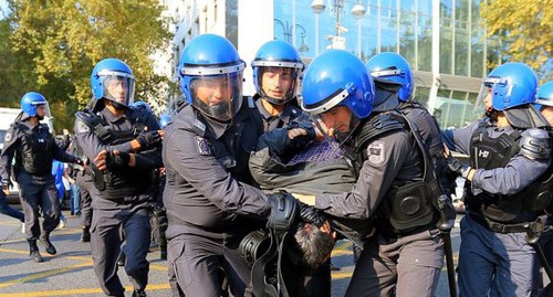 Задержание активиста сотрудниками полиции. Фото Азиза Каримова для "Кавказского узла"