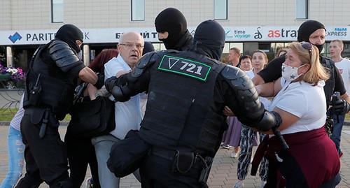 Сотрудники полиции задерживают человека во время акции протеста. Минск, 10 августа 2020 г. Фото: REUTERS/Vasily Fedosenko