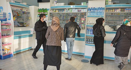 Посетители аптеки в Грозном. Фото: REUTERS/Ramzan Musaev.