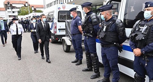 Глава МВД Франции Жеральд Дарманен встречатся  с правоохранителями города Сен-Дизье . Скриншот сообщения страницы gerald_darmanin в INSTAGRAM