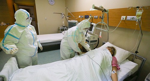 Медицинские работники возле пациента. Фото Азиза Каримова для "Кавказского узла"
