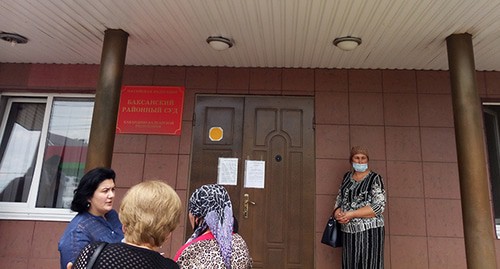 Родственники Рамазана Молова возле здания суда. Фото Людмилы Маратовой для "Кавказского узла"