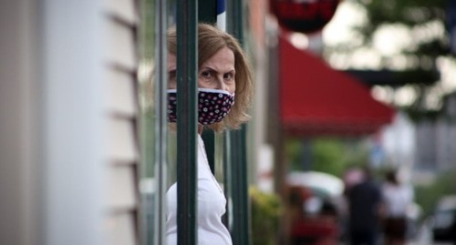 Женщина в маске. Фото: Edwin Gonzalez с сайта unsplash.com