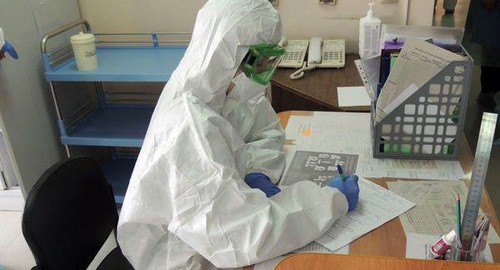 Медицинский работник в защитном костюме. Фото пресс-службы Краснодарского края