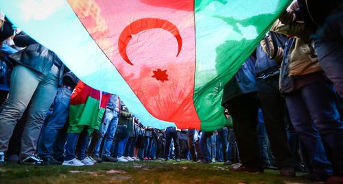 Флаг Азербайджана на акции протеста. Фото Азиза Каримова для "Кавказского узла"