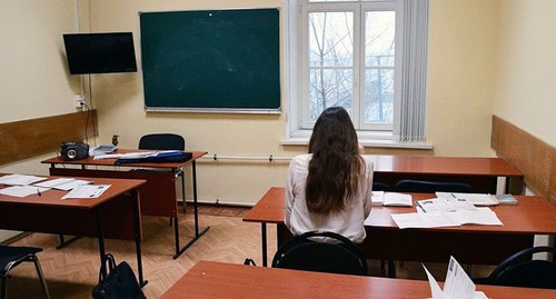 Студентка в аудитории. Кадр видео канала Новости дня https://www.youtube.com/watch?v=CMQLmlJ8Fwk
