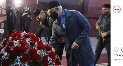 Возложение цветов к обелиску Кадырова. Скриншот https://www.instagram.com/p/CEOitPhpjmn/