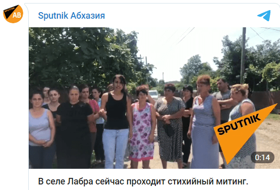 Скриншот публикации видео с митинга в селе Лабра 27 августа 2020 года, https://t.me/SputnikAbkhazia/3353