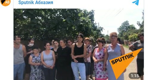 Жители абхазского села потребовали отменить карантин. Стоп-кадр видео https://t.me/SputnikAbkhazia/3353