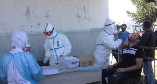 Медицинские работники берут тесты на коронавирус у жителей села Лабры. © Фото / ПРЕСС-СЛУЖБА МИНИСТЕРСТВА ЗДРАВООХРАНЕНИЯ АБХАЗИИ