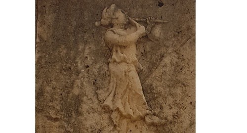 Женщина играет на авлосе. Южный театр в Джераше. Фрагмент фото: Creative Commons Attribution-Share Alike 4.0 International - https://commons.wikimedia.org/wiki/File:Aulos_female_southern_theatre_Jerash.jpg