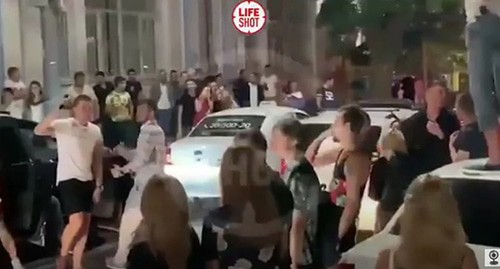 Ночная вечеринка в центре Краснодара. Стоп-кадр видео https://www.youtube.com/watch?v=Czx78rSxdLg