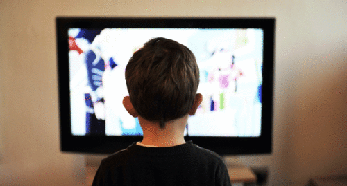 Ребенок у телевизора. Фото pixabay.com