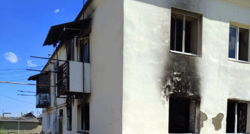Окна квартиры семьи Маремшаовых после пожара. Фото Людмилы Маратовой для "Кавказского узла"