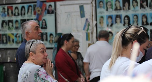 Люди, пришедшие почтить память погибших.  Беслан, 3 сентября 2020 г. Фото Тамары Агкацевой для "Кавказского узла"