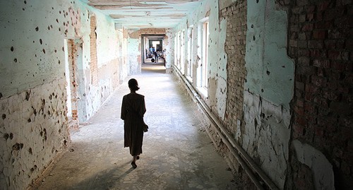 Женщина в коридоре школы. Беслан,  3 сентября 2020 г. Фото Тамары Агкацевой для "Кавказского узла"