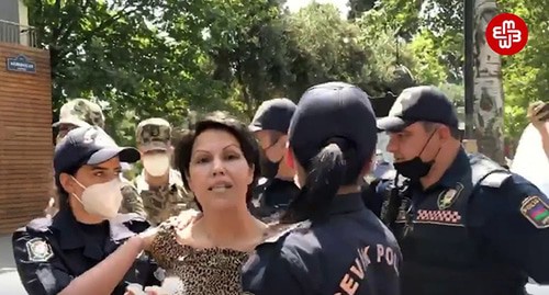 Вафу Наги задерживает полиция. Стоп-кадр видео https://www.youtube.com/watch?v=FXexK2bMlRc