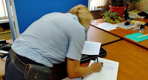 Сотрудница полиции работает в избирательной комиссии по заявлению кандидатов, фото Алены Садовской для "Кавказского узла".
