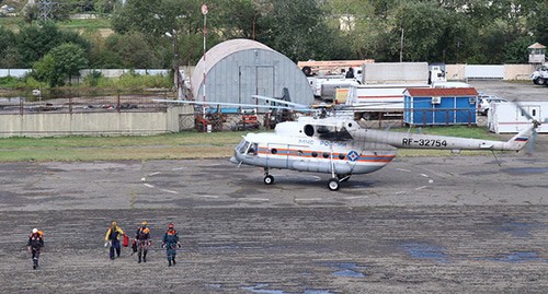 Вертолет МЧС на площадке аэропорта в Сочи. Фото: пресс-служба МЧС России https://23.mchs.gov.ru/