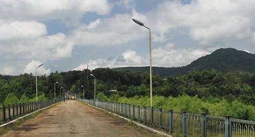 Мост через реку Ингури. Граница между Грузией и Абхазией. Фото: Marcin Konsek / Wikimedia Commons